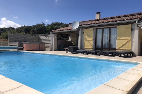Foto van Villa Retreat met zwembad en huisdieren - Vakantiehuis in Vélieux - ExteriorSummer