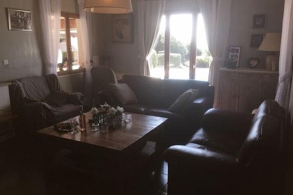 Foto van Villa Retreat met zwembad en huisdieren - Vakantiehuis in Vélieux - LivingRoom