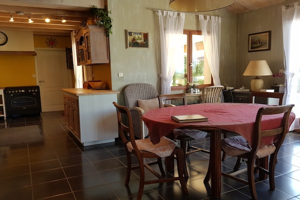 Foto van Villa Retreat met zwembad en huisdieren - Vakantiehuis in Vélieux - LivingRoom