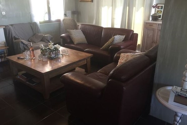 Foto van Villa Retreat met zwembad en huisdieren - Vakantiehuis in Vélieux - LivingRoom