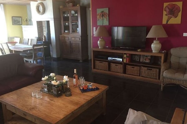 Foto van Villa Retreat met zwembad en huisdieren - Vakantiehuis in Vélieux - LivingRoom