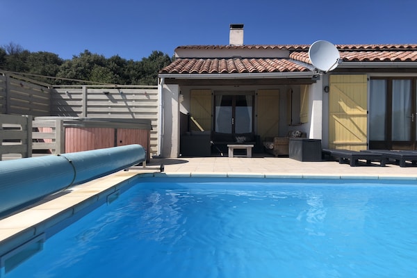 Foto van Villa Retreat met zwembad en huisdieren - Vakantiehuis in Vélieux - ExteriorSummer