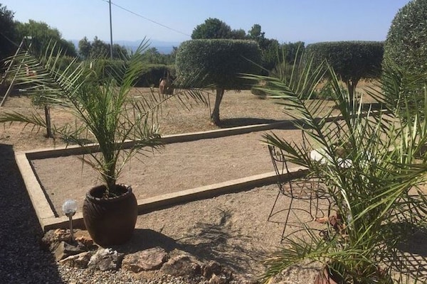 Foto van Villa Retreat met zwembad en huisdieren - Vakantiehuis in Vélieux - GardenSummer