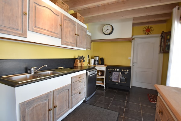 Foto van Villa Retreat met zwembad en huisdieren - Vakantiehuis in Vélieux - Kitchen