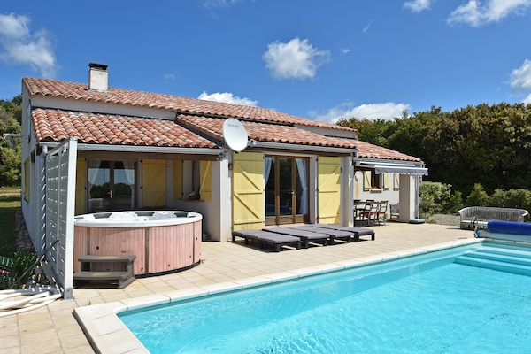 Foto van Villa Retreat met zwembad en huisdieren - Vakantiehuis in Vélieux - ExteriorSummer
