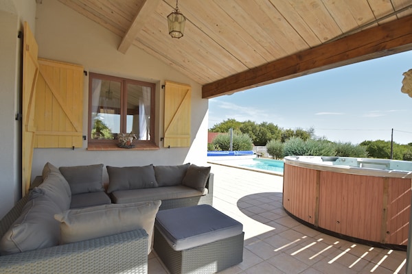 Foto van Villa Retreat met zwembad en huisdieren - Vakantiehuis in Vélieux - TerraceBalcony