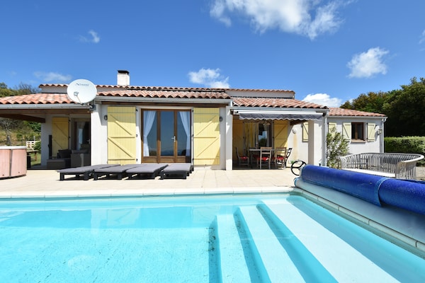 Foto van Villa Retreat met zwembad en huisdieren - Vakantiehuis in Vélieux - ExteriorSummer