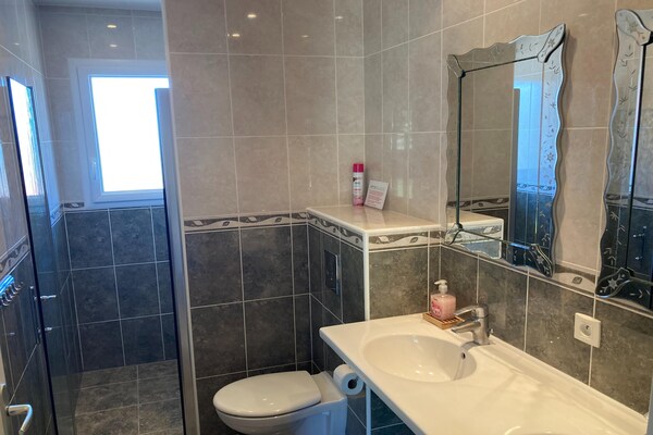 Foto van Montbrun Wijngaard Ontsnapping - Vakantiehuis in Montbrun-des-Corbières - BathRoom