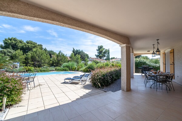 Foto van Stijlvolle villa met terras - Vakantiehuis in Pouzols Minervois (Soleil d'Oc) - TerraceBalcony