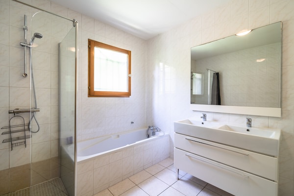 Foto van Moderne villa met verwarmd zwembad - Vakantiehuis in Beaufort - BathRoom