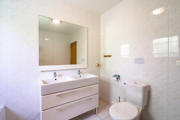Foto van Moderne villa met verwarmd zwembad - Vakantiehuis in Beaufort - BathRoom