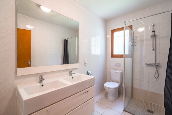 Foto van Moderne villa met verwarmd zwembad - Vakantiehuis in Beaufort - BathRoom