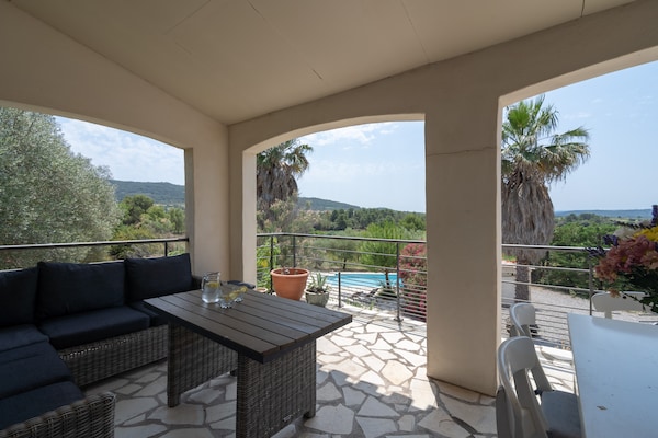 Foto van Moderne villa met verwarmd zwembad - Vakantiehuis in Beaufort - TerraceBalcony