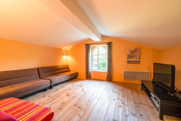 Foto van Stenen Huis St Denis met Zwembad & Uitzicht - Vakantiehuis in Saint Denis - LivingRoom