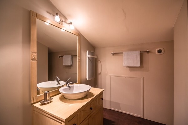 Foto van Stenen Huis St Denis met Zwembad & Uitzicht - Vakantiehuis in Saint Denis - BathRoom