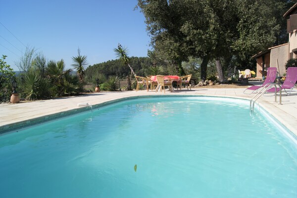 Foto van Villa in Provence met Zwembad en Uitzicht - Vakantiehuis in Saint-Antonin-du-Var - PoolOfHouse