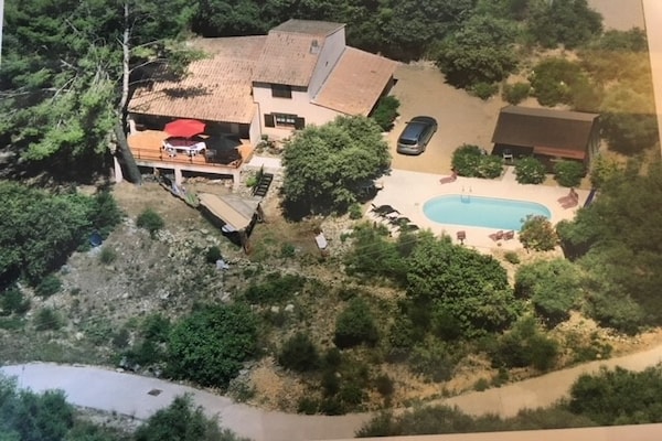 Foto van Villa in Provence met Zwembad en Uitzicht - Vakantiehuis in Saint-Antonin-du-Var - PoolOfHouse