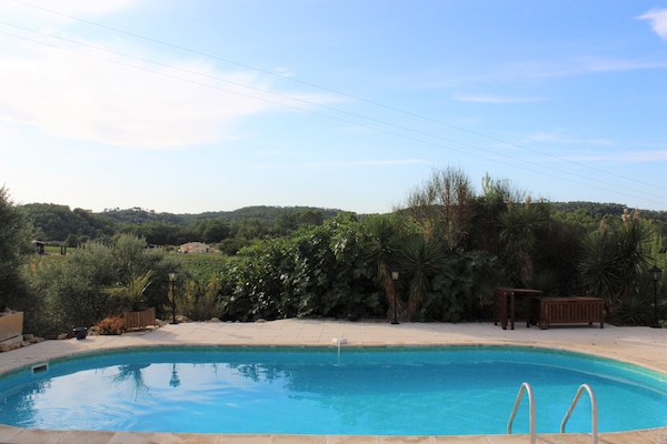 Foto van Villa in Provence met Zwembad en Uitzicht - Vakantiehuis in Saint-Antonin-du-Var - PoolOfHouse