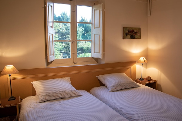 Foto van Huis van een parfumeur uit de 18e eeuw, verwarmd zwembad en uitzicht - BedRoom