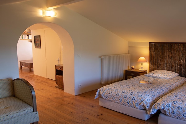 Foto van Huis van een parfumeur uit de 18e eeuw, verwarmd zwembad en uitzicht - BedRoom