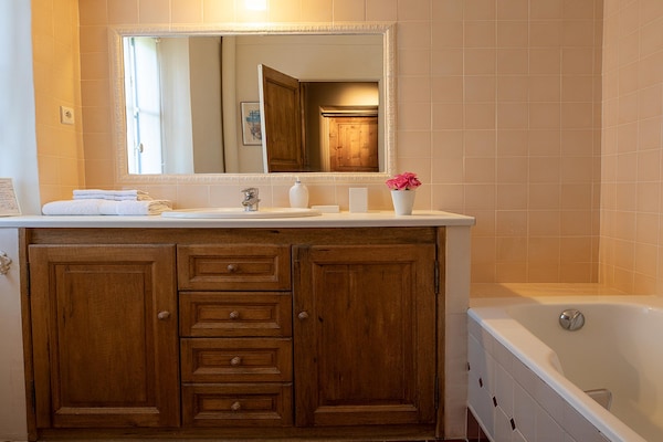 Foto van Huis van een parfumeur uit de 18e eeuw, verwarmd zwembad en uitzicht - BathRoom
