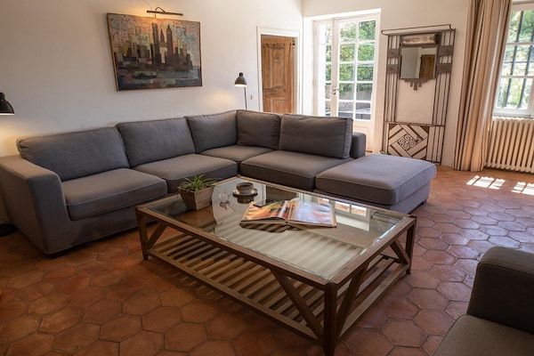 Foto van Huis van een parfumeur uit de 18e eeuw, verwarmd zwembad en uitzicht - LivingRoom