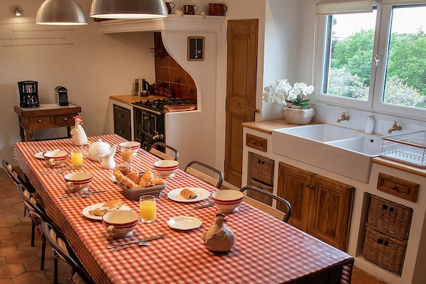 Foto van Huis van een parfumeur uit de 18e eeuw, verwarmd zwembad en uitzicht - DiningRoom