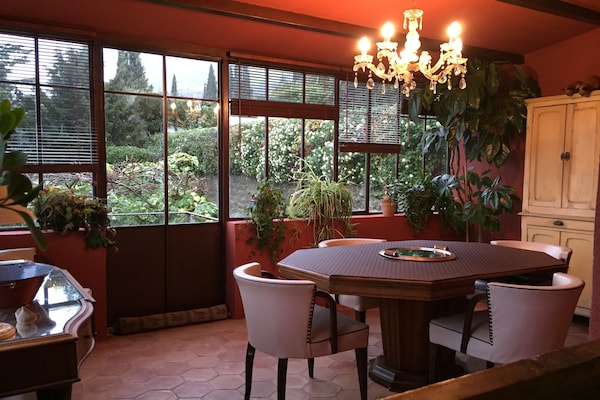 Foto van Huis van een parfumeur uit de 18e eeuw, verwarmd zwembad en uitzicht - DiningRoom