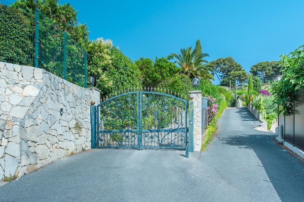 Foto van Villa met zeezicht en zwembad - Vakantiehuis in Vallauris - HallReception
