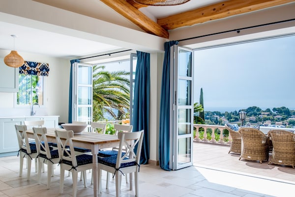 Foto van Villa met zeezicht en zwembad - Vakantiehuis in Vallauris - DiningRoom