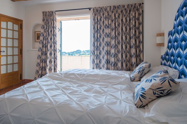 Foto van Villa met zeezicht en zwembad - Vakantiehuis in Vallauris - BedRoom