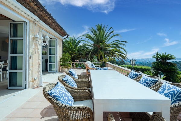 Foto van Villa met zeezicht en zwembad - Vakantiehuis in Vallauris - TerraceBalcony