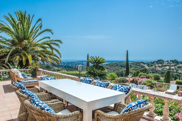 Foto van Villa met zeezicht en zwembad - Vakantiehuis in Vallauris - TerraceBalcony