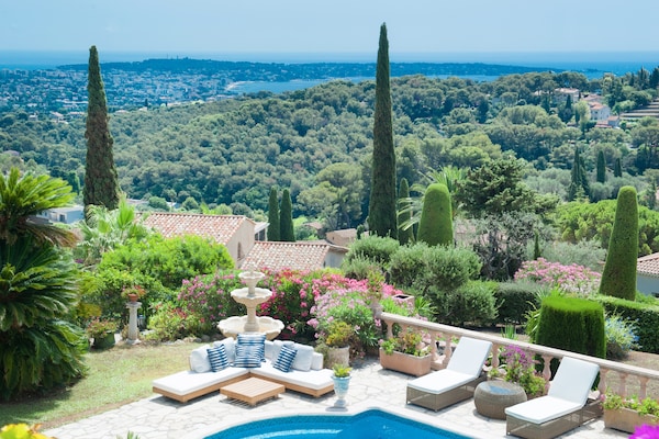 Foto van Villa met zeezicht en zwembad - Vakantiehuis in Vallauris - ViewSummer