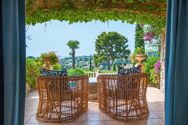 Foto van Villa met zeezicht en zwembad - Vakantiehuis in Vallauris - TerraceBalcony
