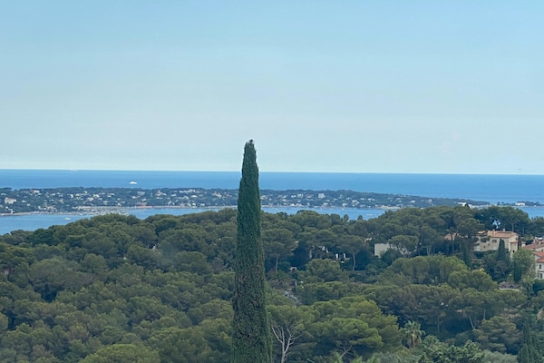 Foto van Villa met zeezicht en zwembad - Vakantiehuis in Vallauris - AreaSummer1KM