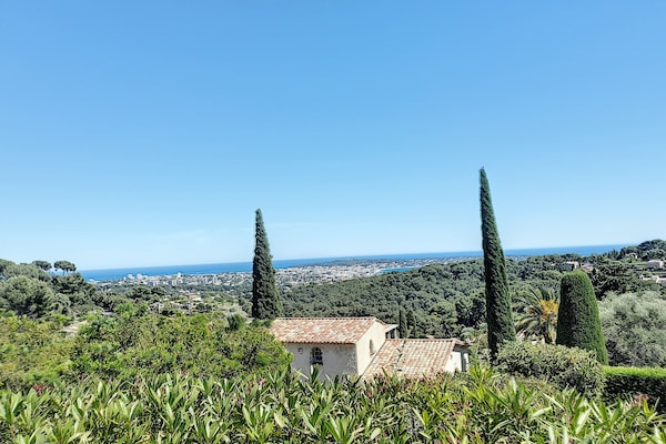 Foto van Villa met zeezicht en zwembad - Vakantiehuis in Vallauris - ViewSummer