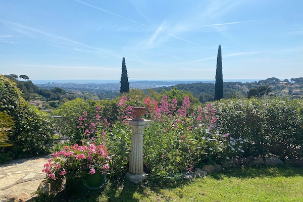 Foto van Villa met zeezicht en zwembad - Vakantiehuis in Vallauris - ViewSummer