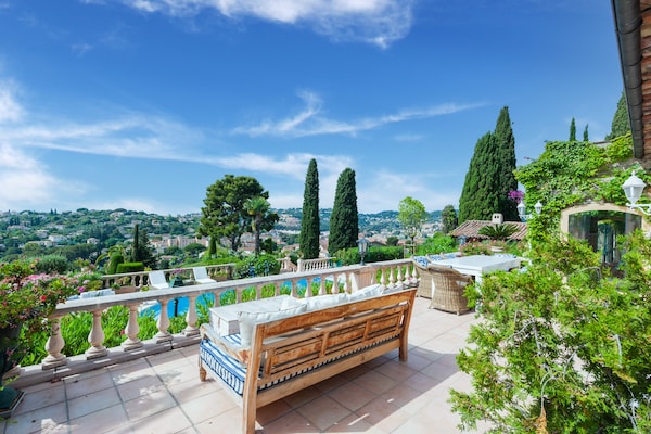 Foto van Villa met zeezicht en zwembad - Vakantiehuis in Vallauris - TerraceBalcony