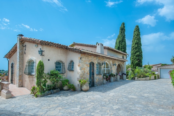Foto van Villa met zeezicht en zwembad - Vakantiehuis in Vallauris - ExteriorSummer
