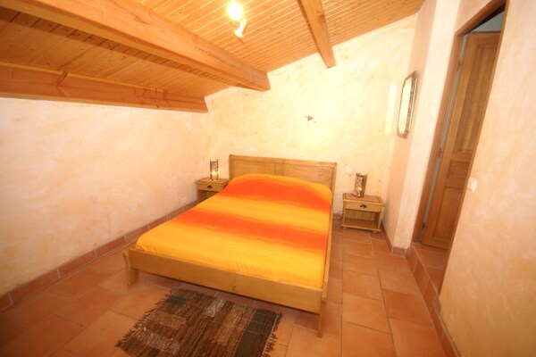 Foto van Stenen villa met panoramisch uitzicht - Vakantiehuis in Chassiers - BedRoom