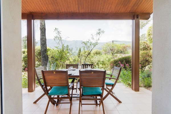 Foto van Rustige retraite aan het zwembad - Vakantiehuis in Les Salelles - TerraceBalcony