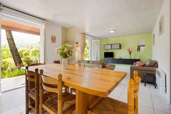 Foto van Rustige retraite aan het zwembad - Vakantiehuis in Les Salelles - DiningRoom