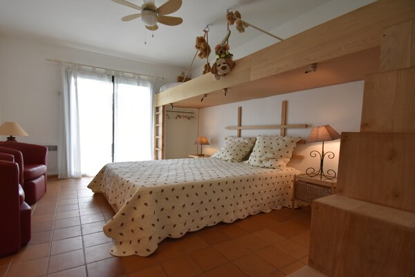 Foto van Royale villa met verwarmbaar zwembad met super glijbaan tussen strand en meer - BedRoom