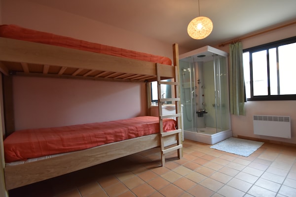 Foto van Royale villa met verwarmbaar zwembad met super glijbaan tussen strand en meer - BedRoom