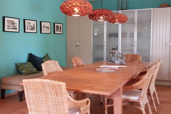 Foto van Royale villa met verwarmbaar zwembad met super glijbaan tussen strand en meer - DiningRoom