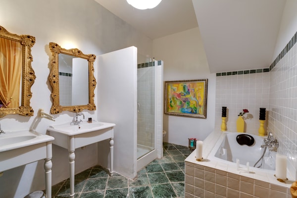 Foto van Schitterend château bij het Canal du Midi - Vakantiehuis in La Bastide D'anjou - BathRoom