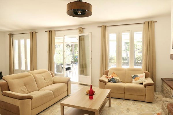 Foto van Piscine/ Proche mer et village / Carry Le Rouet - Vakantiehuis in Carry-le-Rouet - LivingRoom