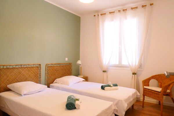 Foto van Piscine/ Proche mer et village / Carry Le Rouet - Vakantiehuis in Carry-le-Rouet - BedRoom