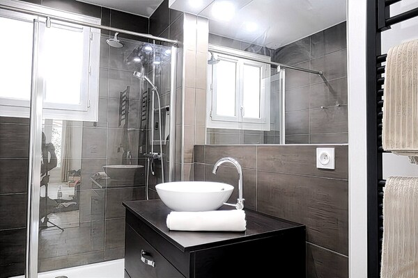 Foto van Piscine/ Proche mer et village / Carry Le Rouet - Vakantiehuis in Carry-le-Rouet - BathRoom
